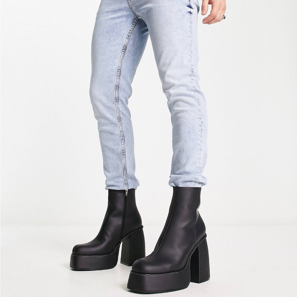 ASOS DESIGN Men’s platform heeled chelsea boots in black faux leather